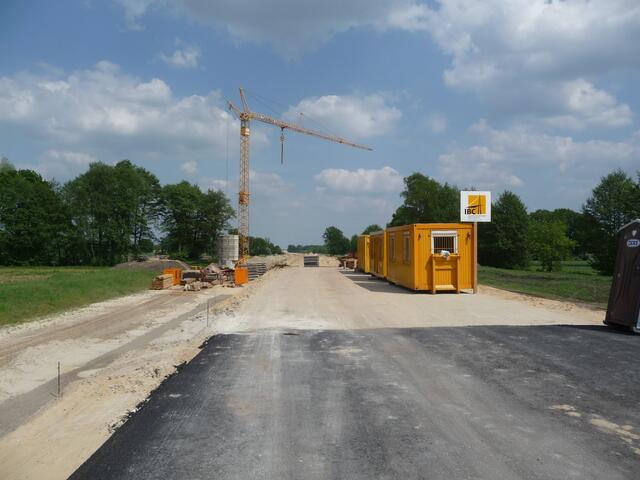 10.05.2009 Nach und nach wird die Asphaltdecke weiter gezogen.