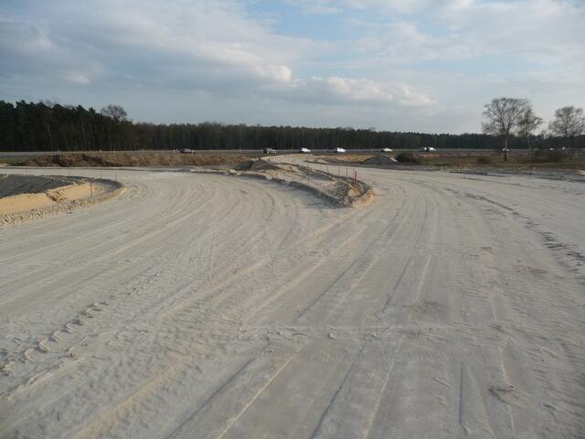 09.04.2009 Auf der rechte Spur geht es nach Hannover, links fahren die Autos nach Burgdorf, die aus der Richtung Celle kommen. Rechts (außerhalb des Fotos) ist die Moormühle.