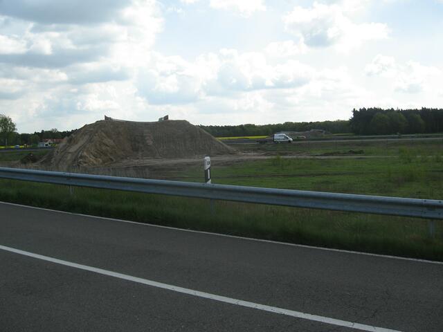 29.04.2008 Die Sandberge werden höher, trotzdem kann man sich den Verlauf der Auffahrt noch nicht vorstellen.