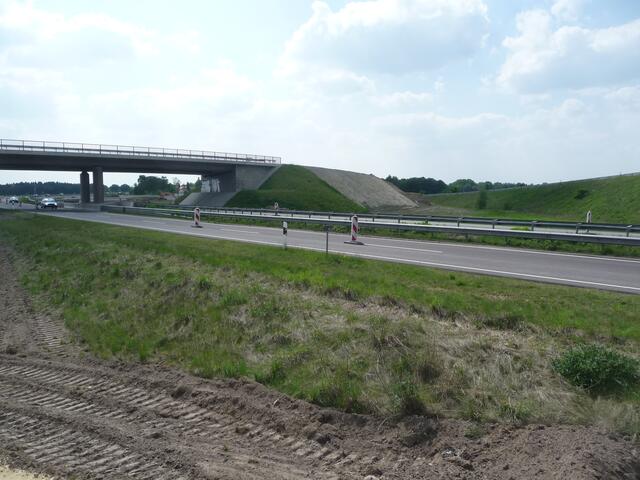 10.05.2009 Die erste Teerschicht ist aufgetragen. Rechts hinten ist die Moormühle.