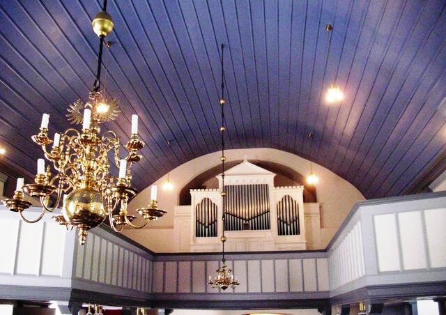 Blick auf Messingleuchter und Furtwängler-Orgel