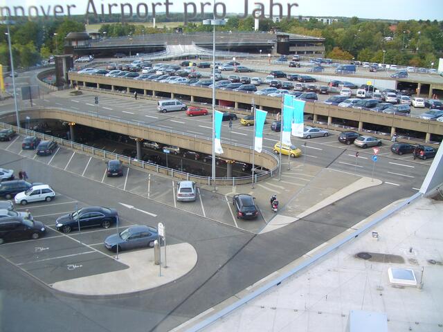 Teil des Parkplatzes Abflugebene Gate A