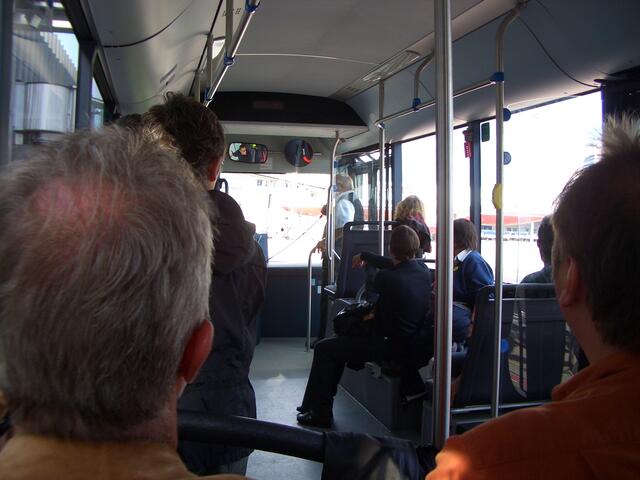 Mit dem Bus gehts kreuz und quer übers Rollfeld...