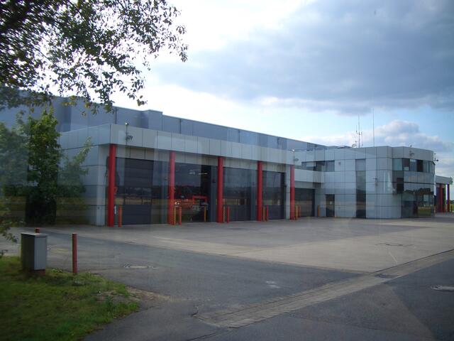Die Feuerwache zwischen dem beiden Rollfeldern