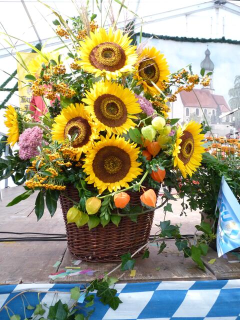 Blumenschmuck an der Bühne