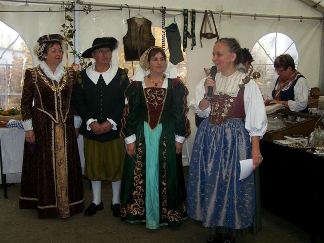 Trachtenberaterin bei der Eröffnung 2008