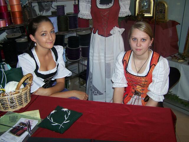 Auch die jungen Damen tragen Tracht