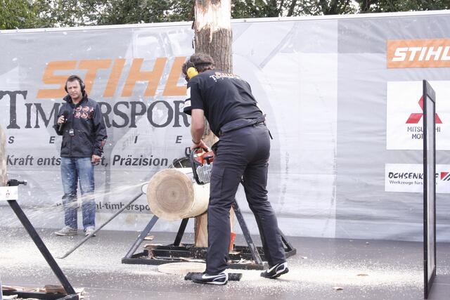 Die Aufgabe: zwei Scheiben von einem 40cm dicken Stamm abschneiden