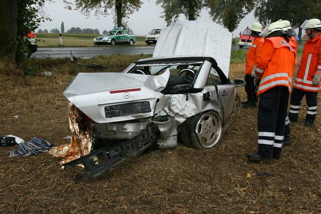 Auf einem Feld blieb der zerstörte Sportwagen entgen der Fahrtrichtung liegen
