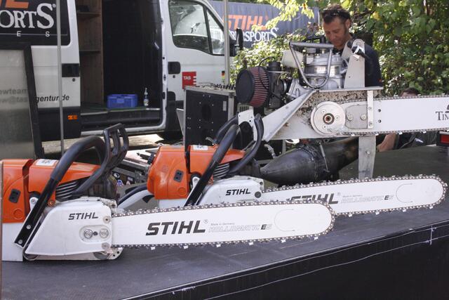 Zwei handelsübliche Motorsägen (ms 660) der Firma Stihl und die getunte Wettkampfsäge