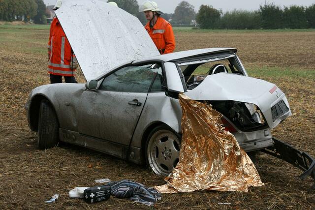 Ersthelfer befreiten den Fahrer dieses Fahrzeuges