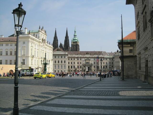 Blic k auf den Haupteingang der Burg