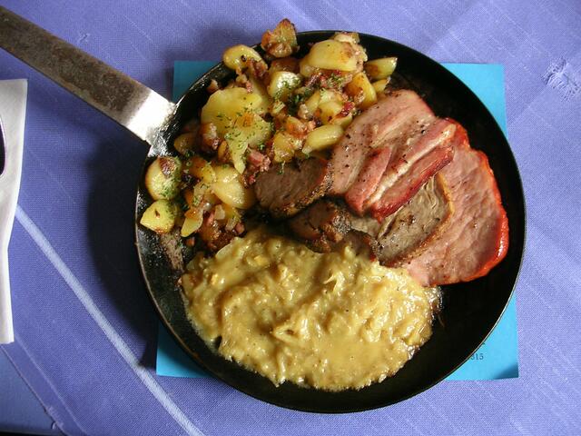Leckere Grillpfanne mit Bratkartoffeln und Senfkraut