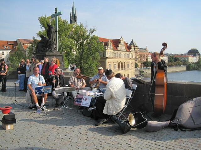 Künstler auf der Karlsbrücke
