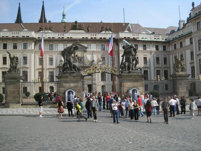Haupteingang, genannt "Das Tor der Giganten"