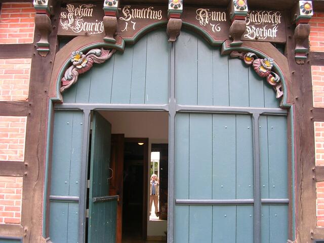 Eingangstür mit Fotograf