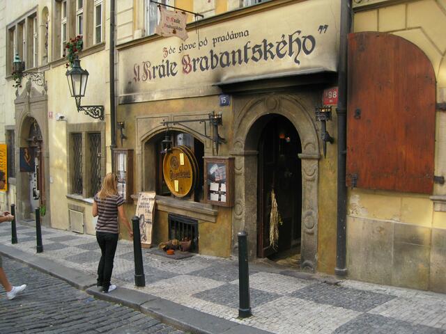 Abgang von der Burg an einer Kneipe vorbei