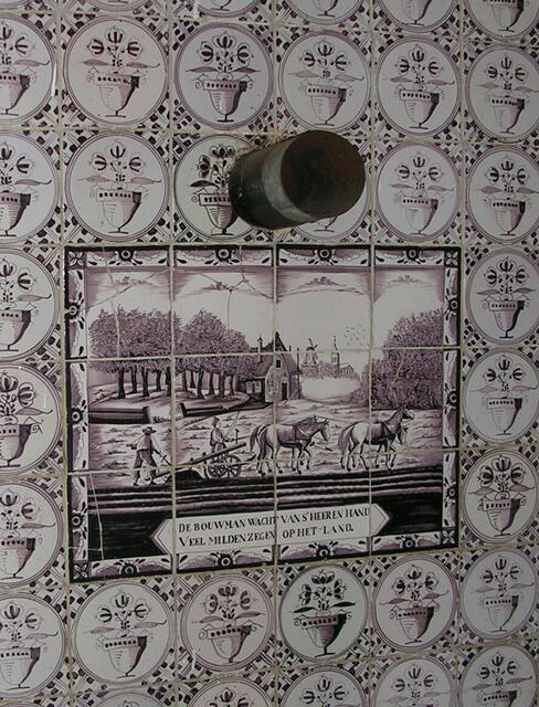 Feine Fliesen hinterm Ofen