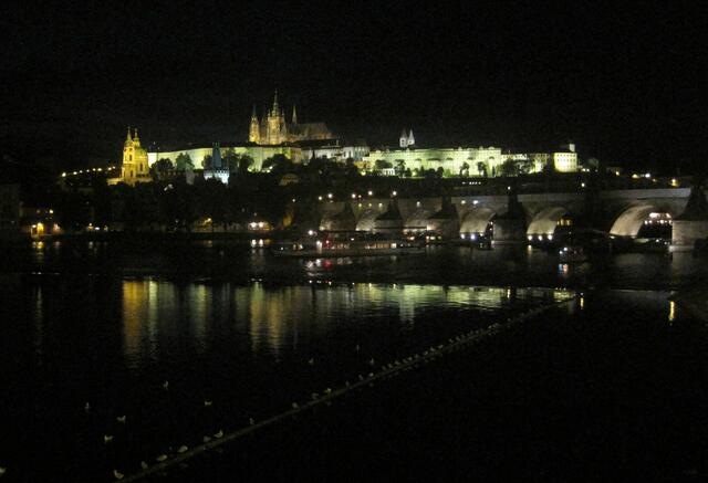 Die Prager Burg mit dem Hradschin bei Nacht
