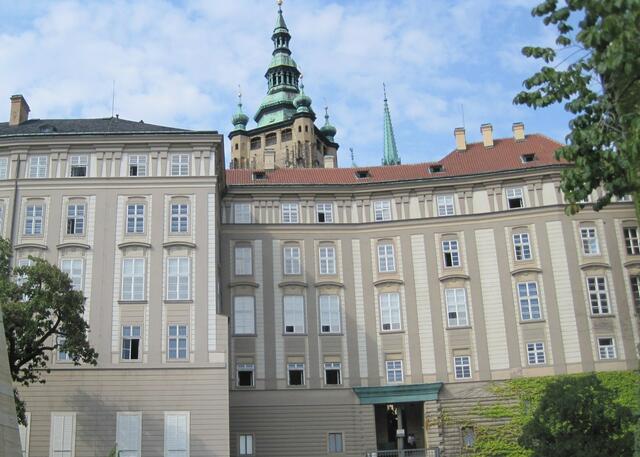 Blick zurück zur Burg aus dem Südgarten