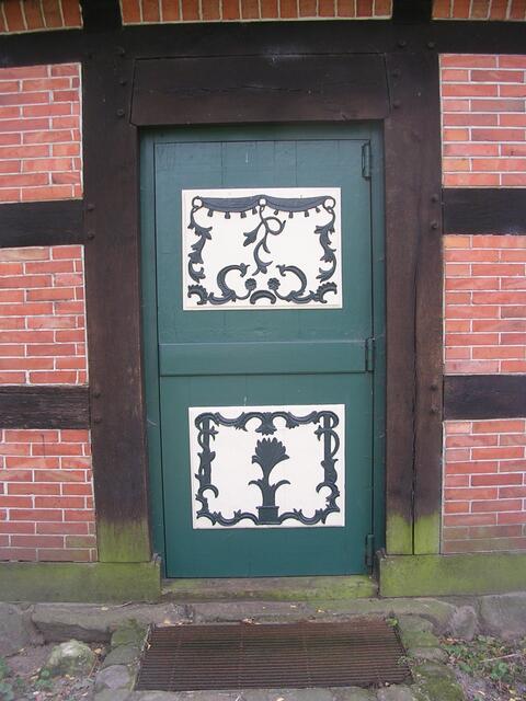 Schön verzierte Nebentür