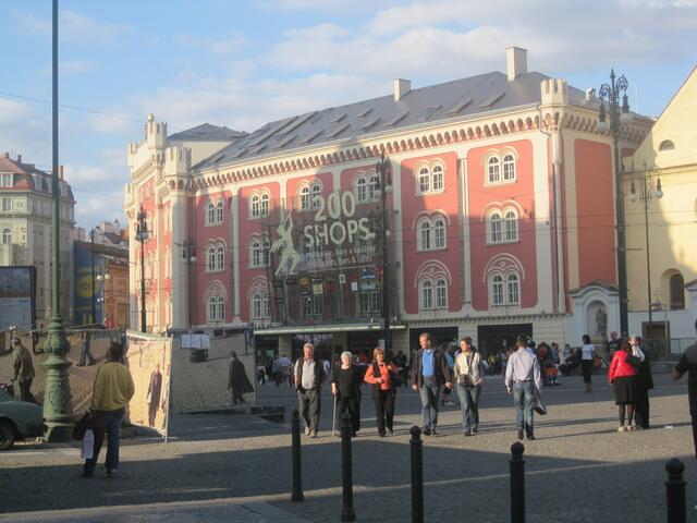 Superkaufhaus mit über 200 Geschäften