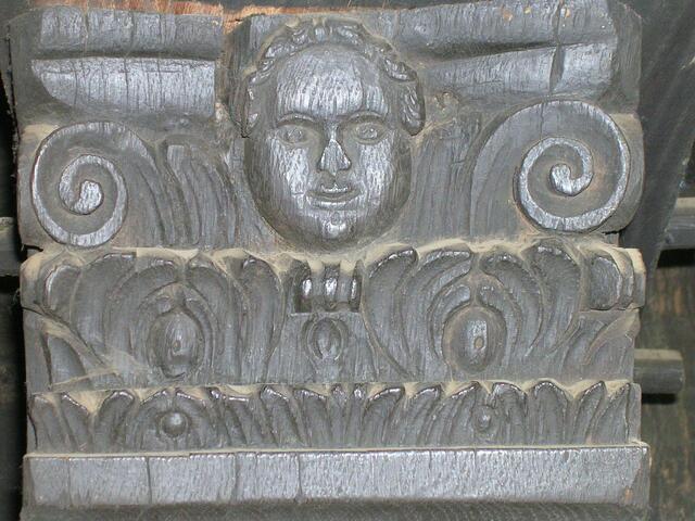 Schöne Schnitzerei am Balken