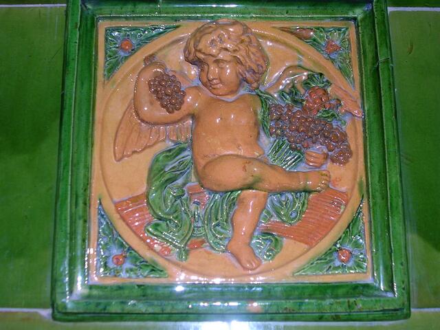 Schöne Keramik am alten Ofen