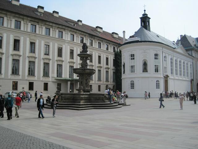 Zweiter Burghof mit Barockbrunnen