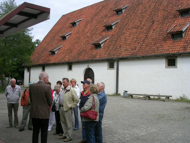 Erste Informationen vor der Eingangshalle (ehemalige Scheune)