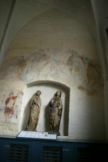 in der Seitennische zwei Heiligenfiguren