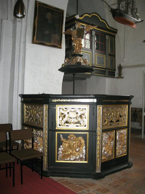 Umrandung des Taufbeckens