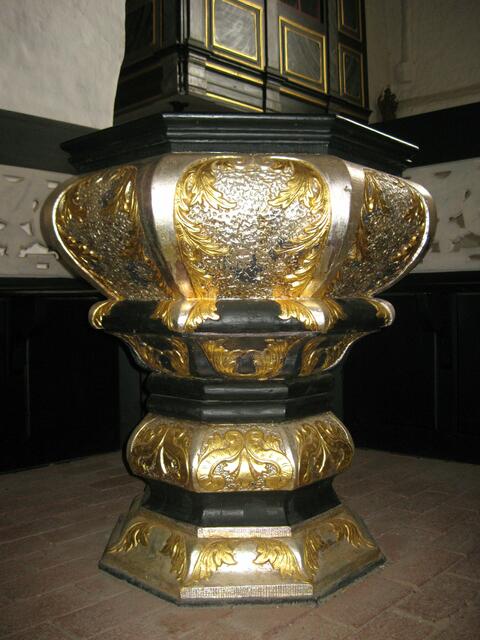 das Taufbecken von 1735