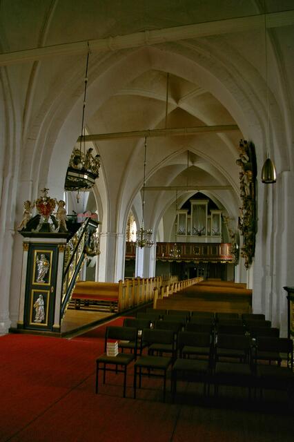 Blick von der Altarseite zur Orgel