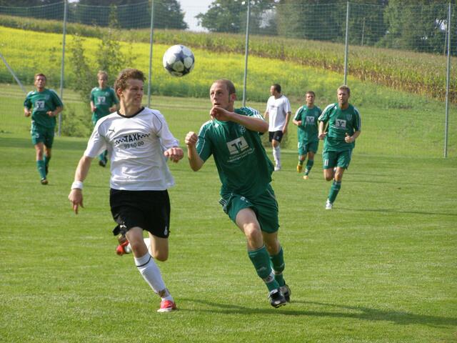 Mathias Willkomm im Sprintduell mit Ball