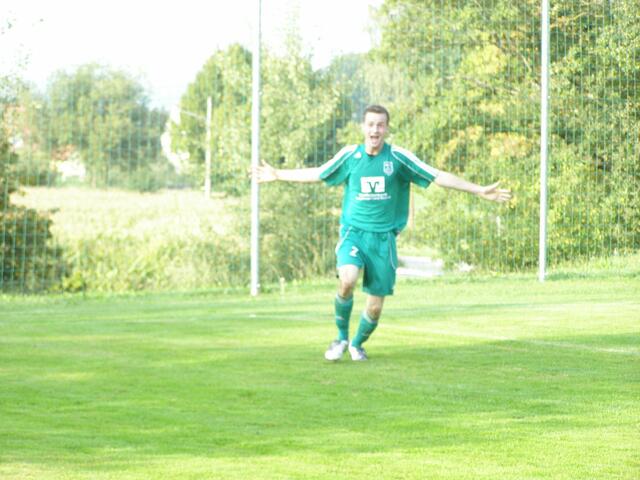 Paul Roßmeisl jubelt über sein Tor zum 6-1