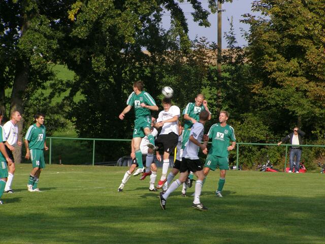 Kopfballduell im Strafraum
