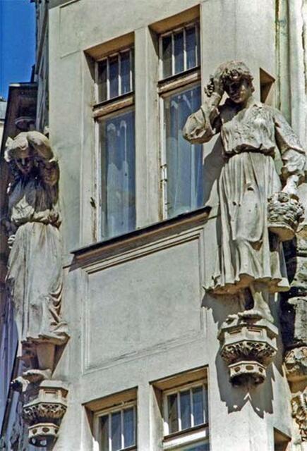 Als Hauptstrasse fungiert seitdem die Pariser Straße (Parizska trida), die vom Altstädter Ring nach Norden führt. Sie ist 24 m breit auf beiden Seiten mit Bäumen bestanden und mit Jugendstil- und Neubarockhäusern bebaut.