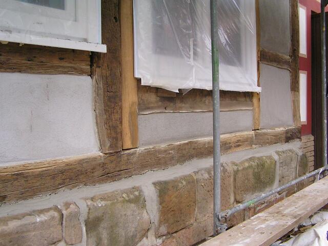 neue Balken und reparierte Stücke, um das Küchenfenster herum waren vorher die "Balken" nur aufgemalt - das geht gar nicht