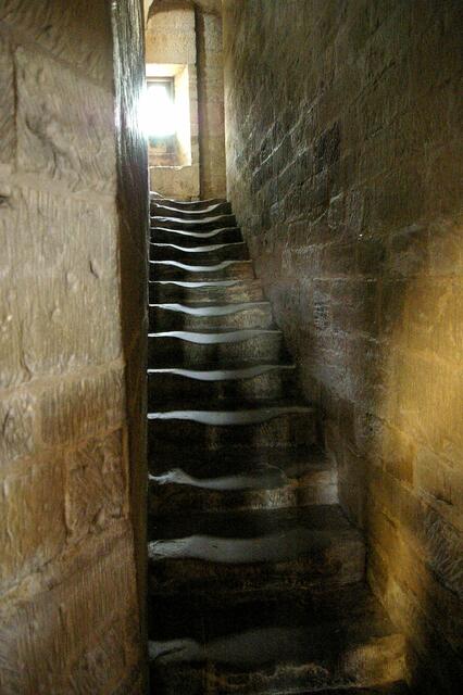 auf eigne Gefahr hinauf, ausgetretene Stufen