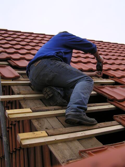 den Dachüberstand um eine Ziegelbreite herausholen ist dann wieder mein Ding, schließlich bin ich der Sohn eines Dachdeckers