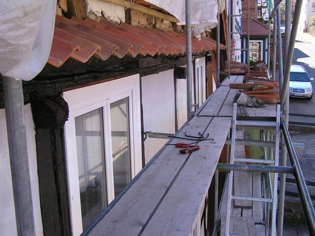 der Abschluß mit der unteren Ziegelreihe, etwa 20 cm höher gesetzt damit man den oberen Fachwerkbalken sieht