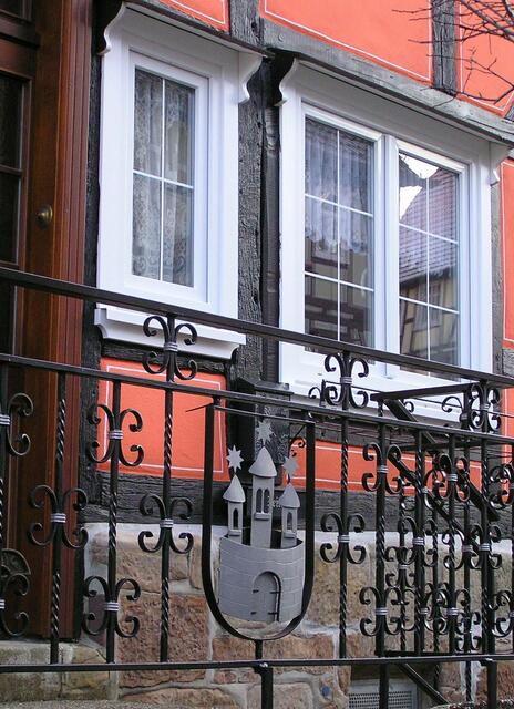 das selbstgebaute Geländer mit Stadtwappen