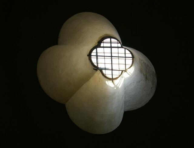 oben ein Raum der Stille mit kleinem Fenster