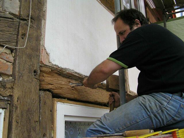 mit Holzhammer und Stechbeitel, wie vor hundert Jahren....