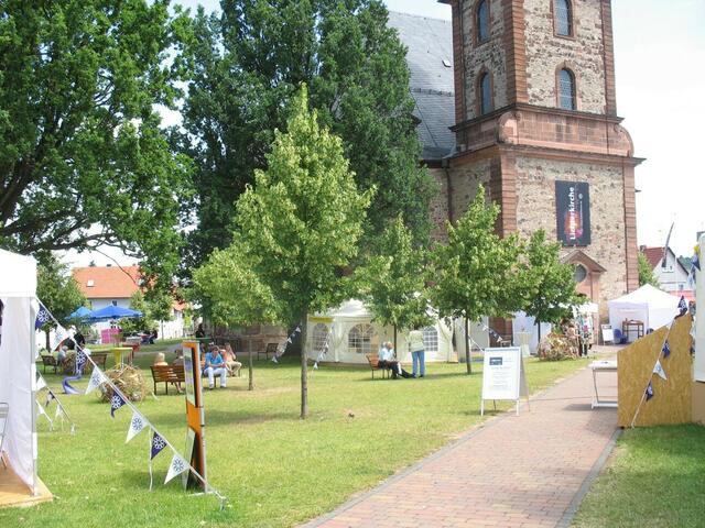 Kirche mit Themenzelten