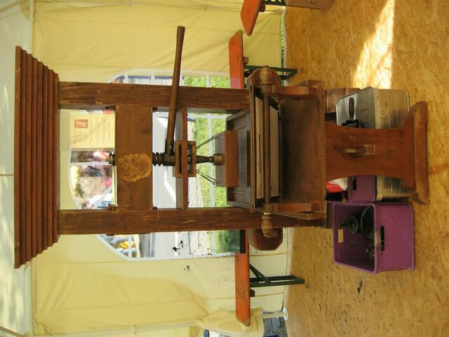 Eine Druckerpresse im Themenzelt