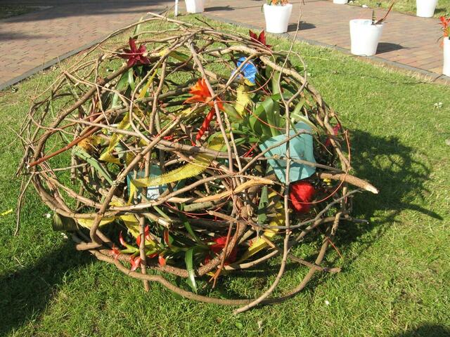 Dekorative Objekte auf der Wiese vor der Kirche