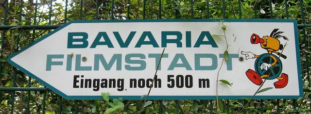 ... doch dann realisieren wir, was der Text bedeutet: 1/2 Kilometer entlang dem Zaun des Bavaria-Filmgeländes, das so groß wie der Vatikan ist, wie uns später erzählt wird.