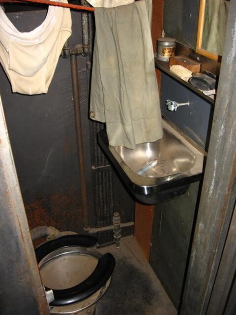 Toilette und seit 30 Jahren trocknende Herrunterhose